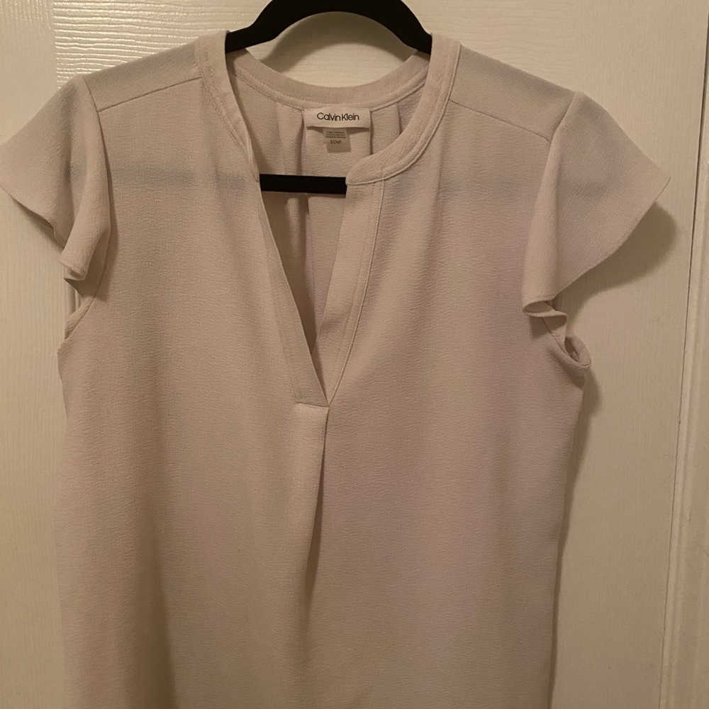 White V neck top